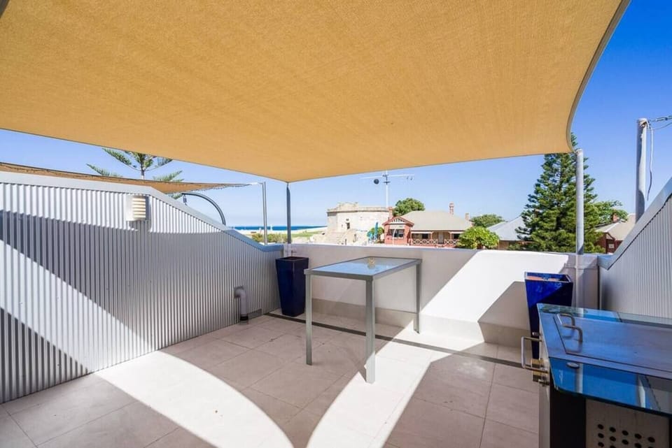 Rooftop Balcony looking out to Bathers beach and the Roundhouse