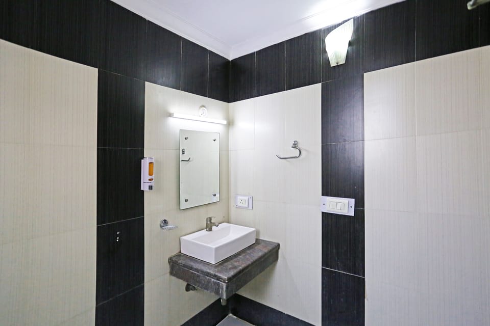 Shower, rainfall showerhead, free toiletries, hair dryer