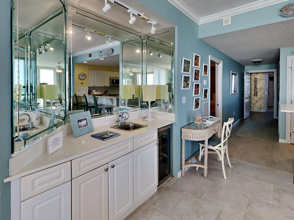 Dining Area - Wet Bar