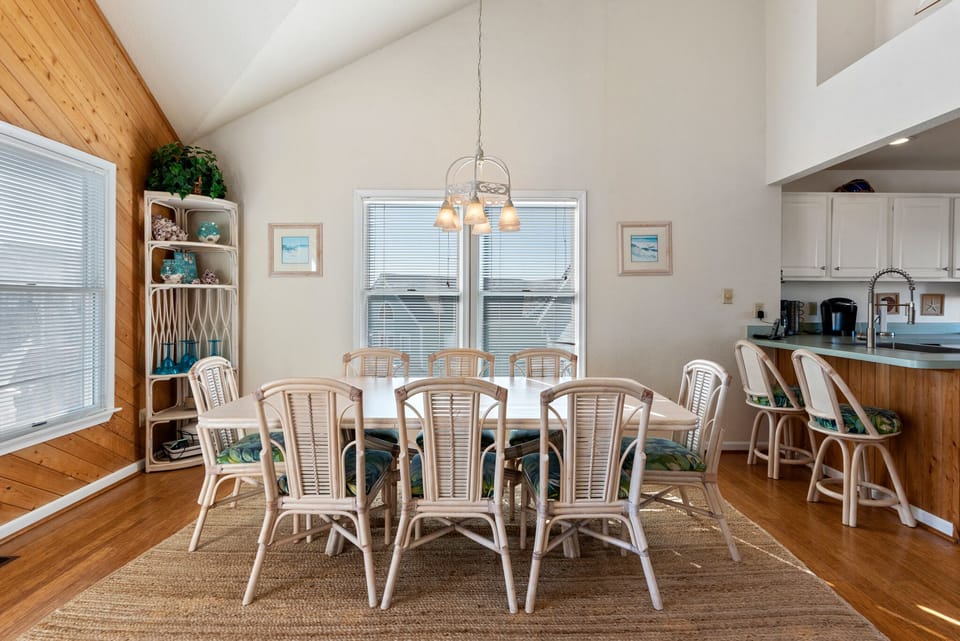 DR30: Dolphin Run 30 | Top Level Dining Area