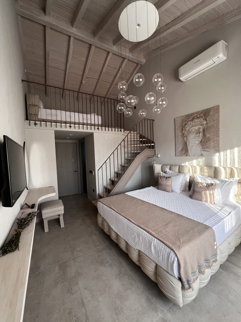 Romantic Room | Egyptian cotton sheets, premium bedding, minibar, desk