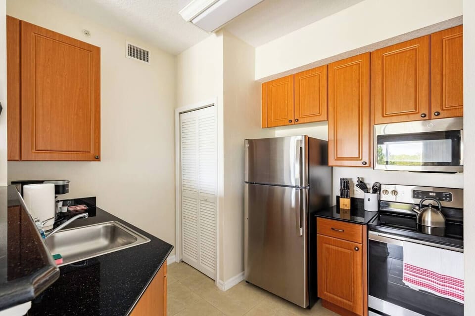 Full Kitchen with laundry