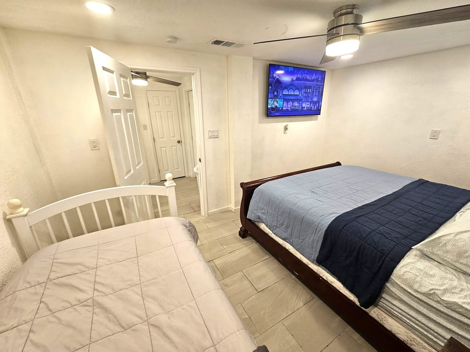 3rd Bedroom (Ground floor): King bed & a twin bed w/ twin trundle bed & smart TV