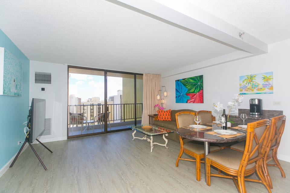 Large Living space & Lanai 