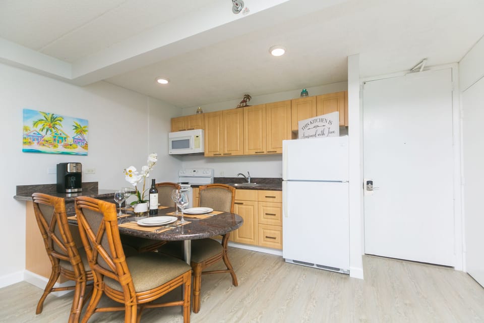 Full Kitchen, Fridge, Range/oven, Microwave, Coffee Maker.