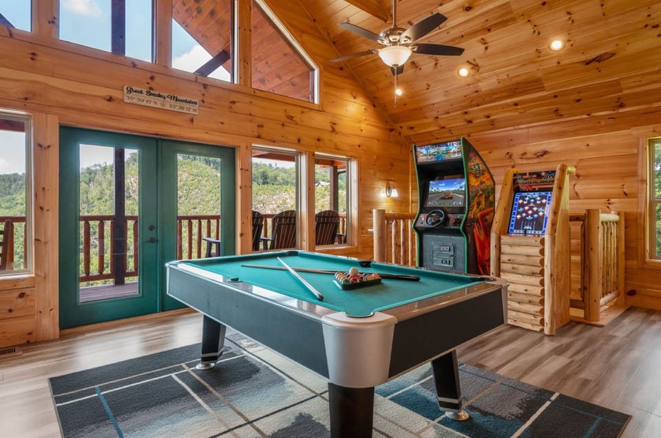 Rustic game loft with pool, arcades & panoramic mountain views