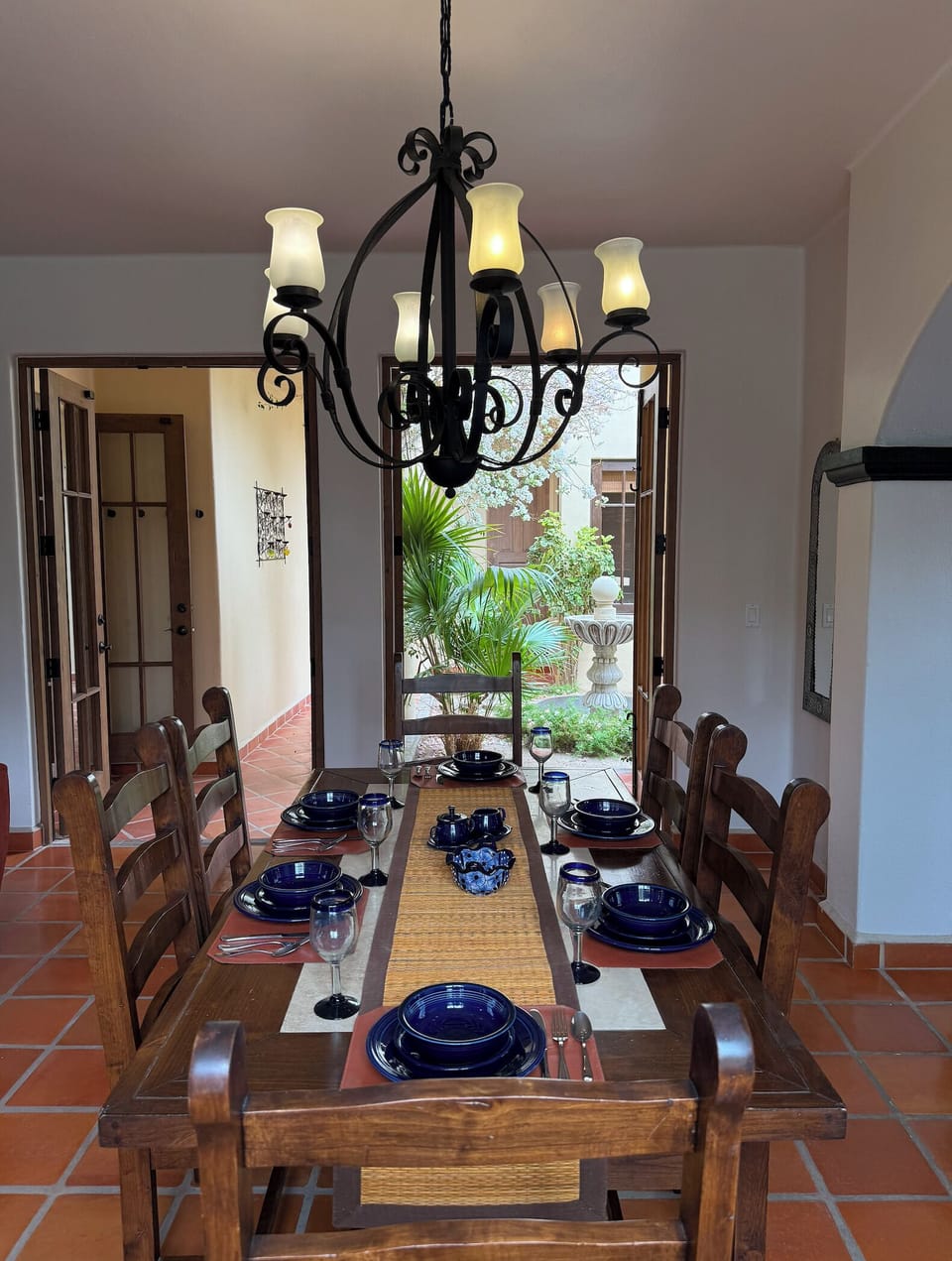 Living room, Smart TV, dining room,