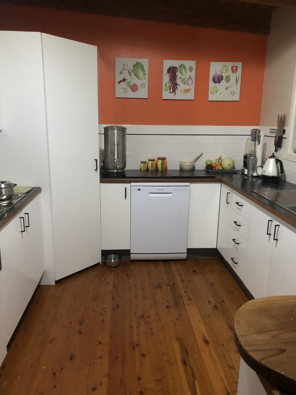 Kitchen-dishwasher & plenty of crockery & baking dishes (if you feel inclined!) 