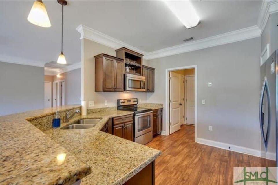 Huge Kitchen with Granite Tops