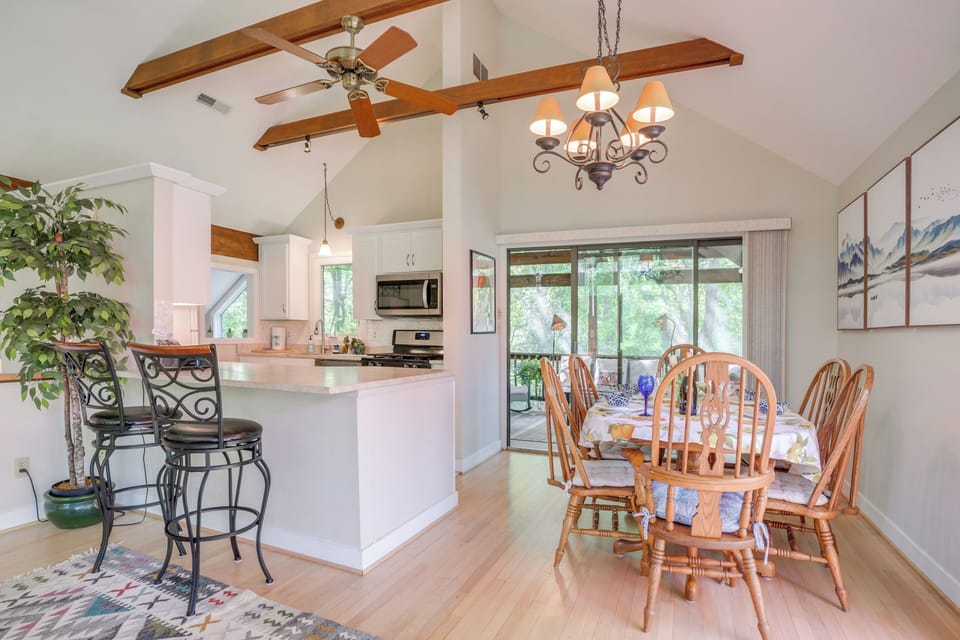 Dining Area | 1st Floor | Dishes & Flatware Provided