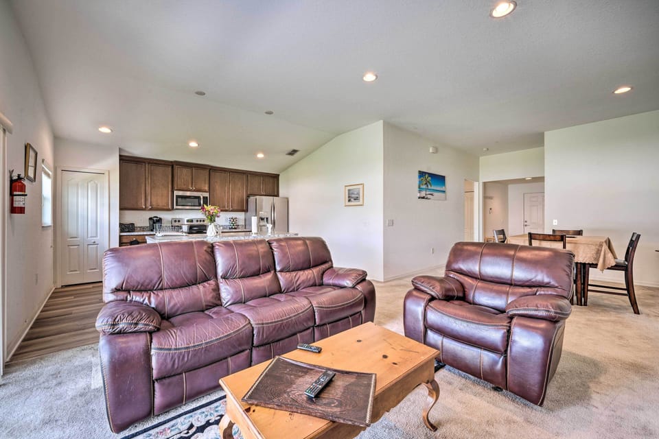 Living Room | Free WiFi | Central Air Conditioning