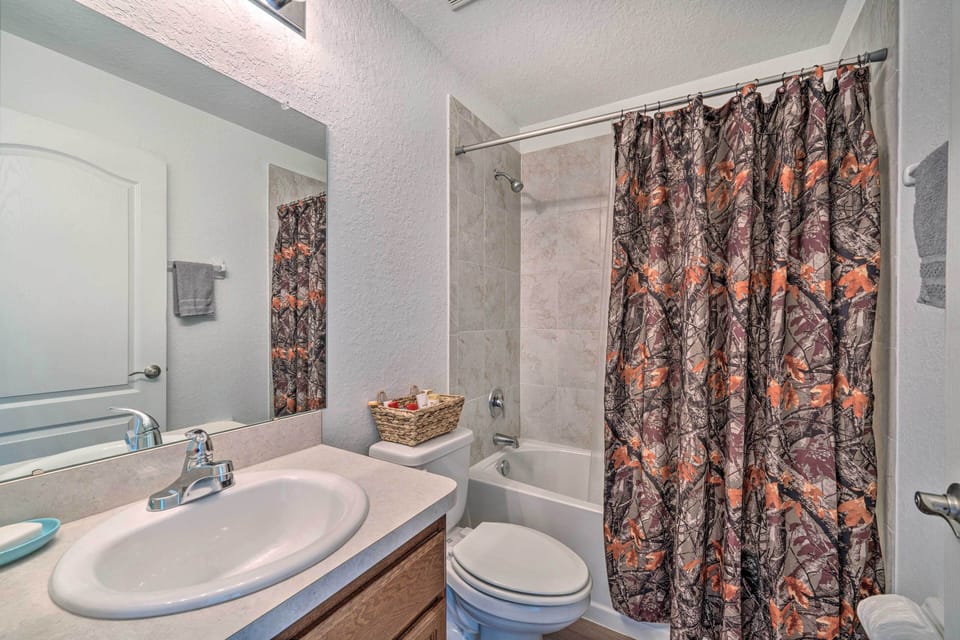 Full Bathroom | Towels Provided