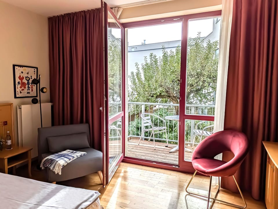 Doppelzimmer | Hypo-allergenic bedding, in-room safe, desk, laptop workspace