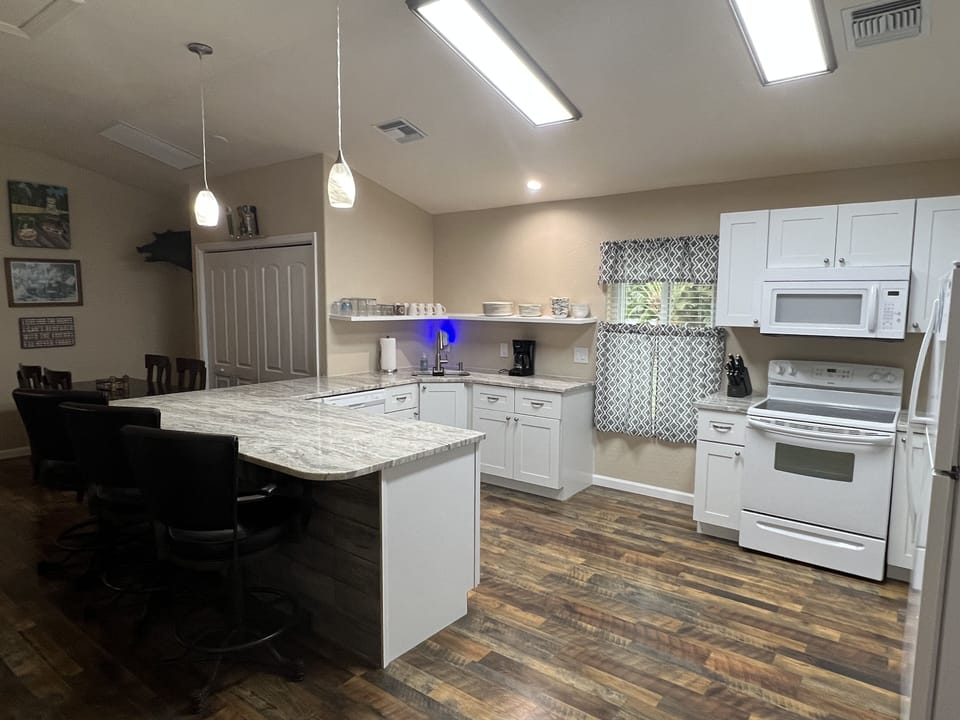 Full kitchen