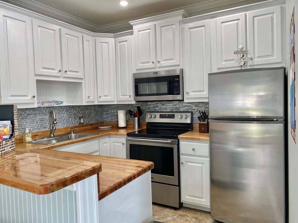 Fully Stocked Kitchen 