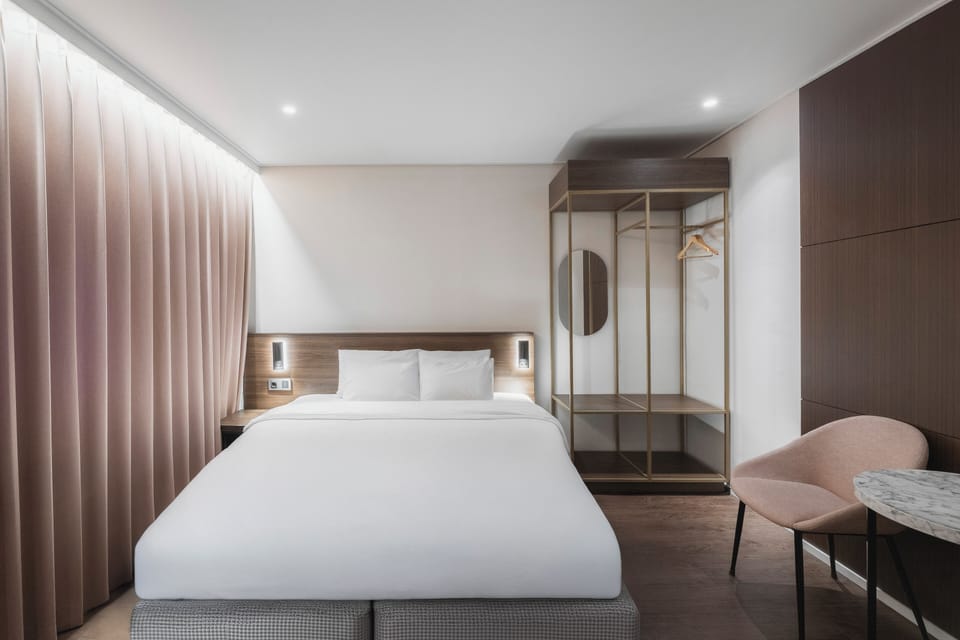 Laptop workspace, blackout drapes, free WiFi, bed sheets