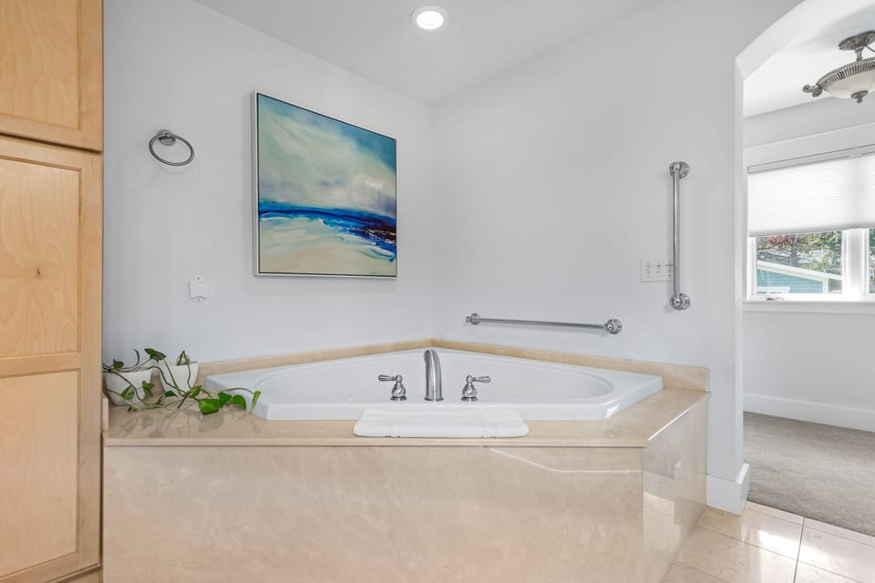 Primary Bedroom Ensuite Bathroom - jetted tub