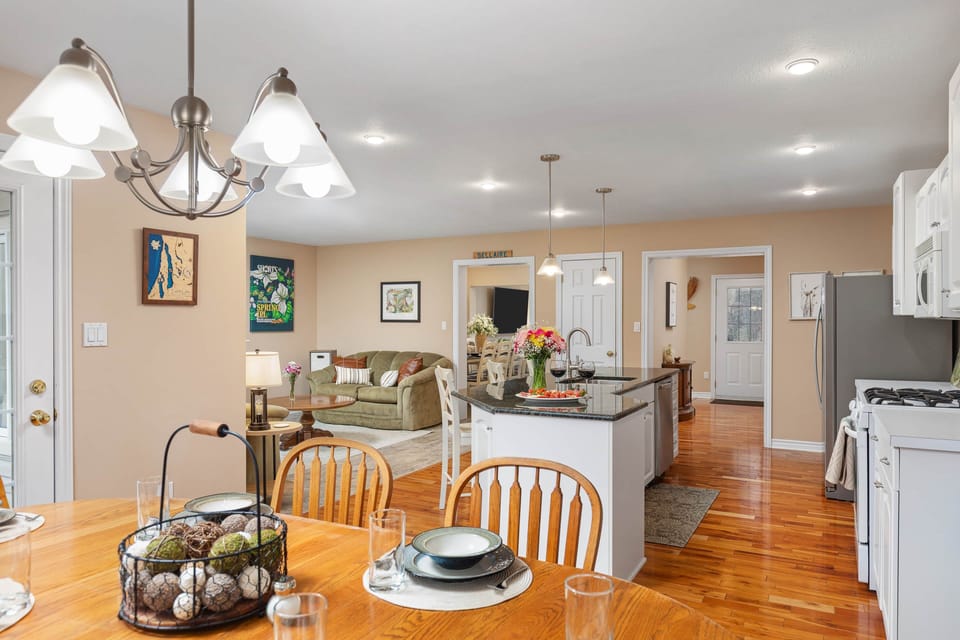 “We had a wonderful stay at Hawks Eye! Everything was as described, the house was spacious and had everything we needed. The host was extremely flexible with our check-in time, which made our travels easy as can be. Thank you!!” Kylie