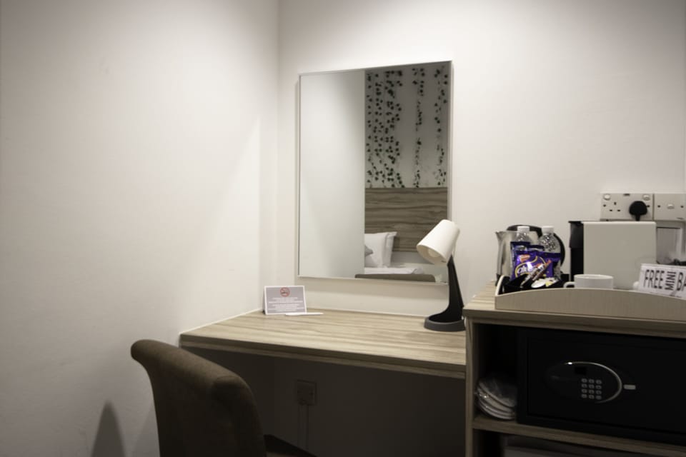 Superior King | Minibar, in-room safe, desk, laptop workspace