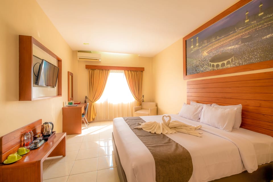 Deluxe Room | Desk, free WiFi