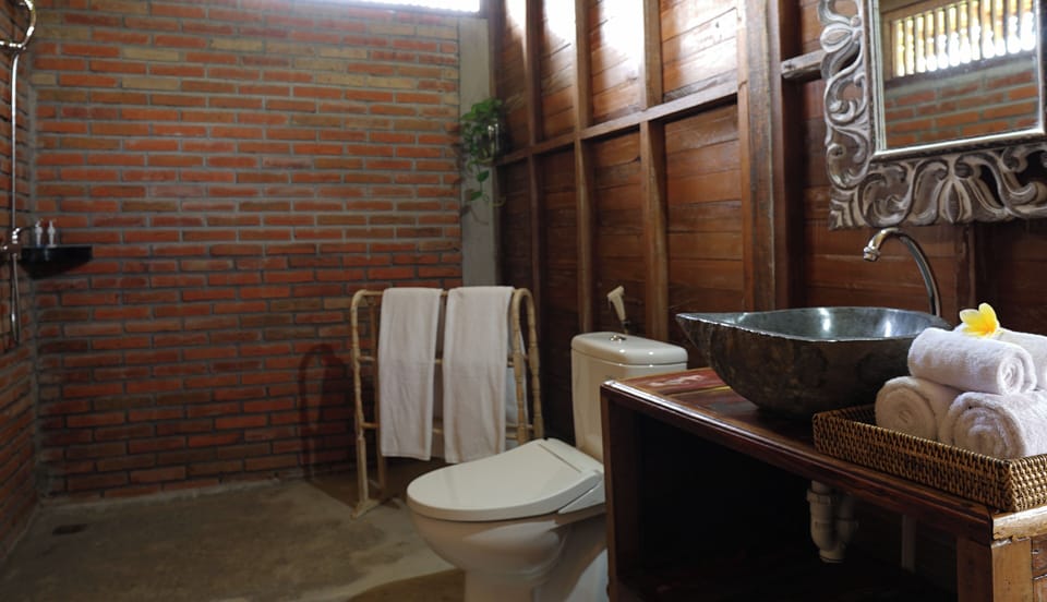 Shower, rainfall showerhead, free toiletries, hair dryer