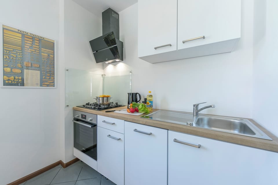 Family Apartment, Multiple Bedrooms (The Rock View) | Private kitchen | Fridge, microwave, oven, stovetop