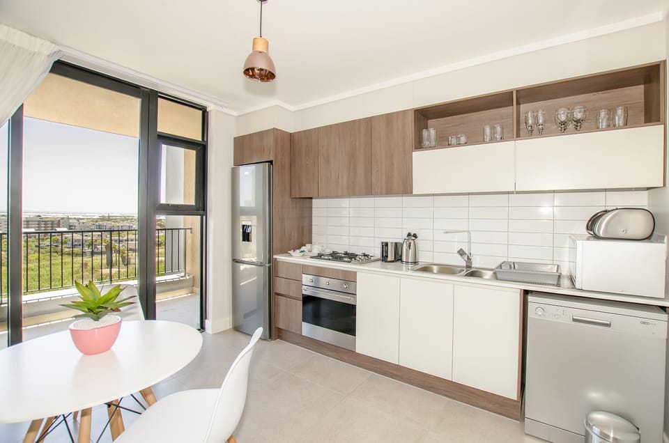 Deluxe Apartment | Private kitchen | Fridge, microwave, oven, stovetop