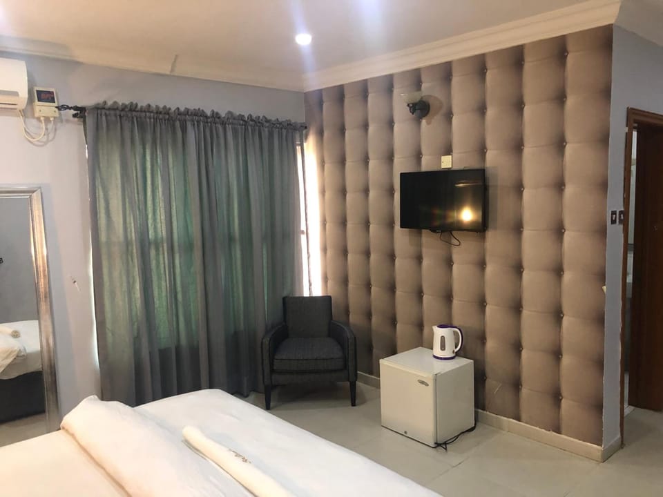 Minibar, in-room safe, free WiFi