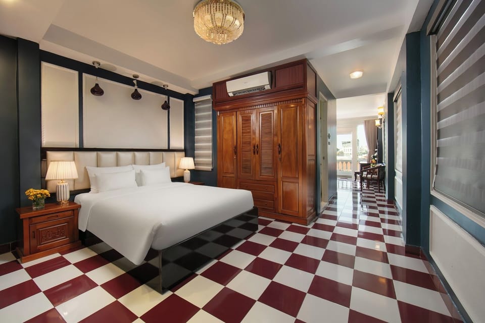 Family Room | Premium bedding, pillowtop beds, desk, laptop workspace