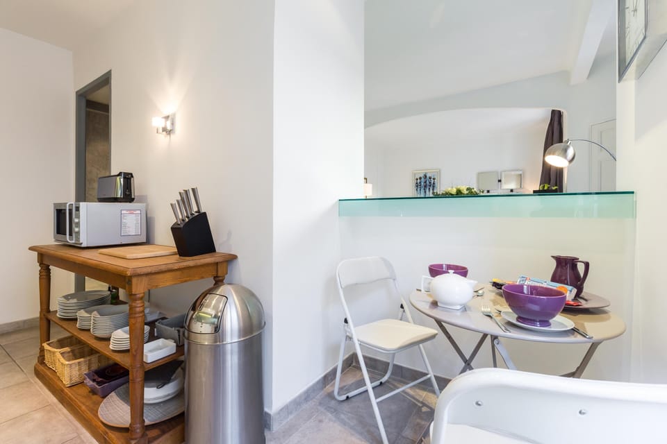 The kitchen and breakfast table