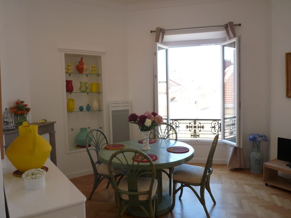 Seating for 4 at the dining table