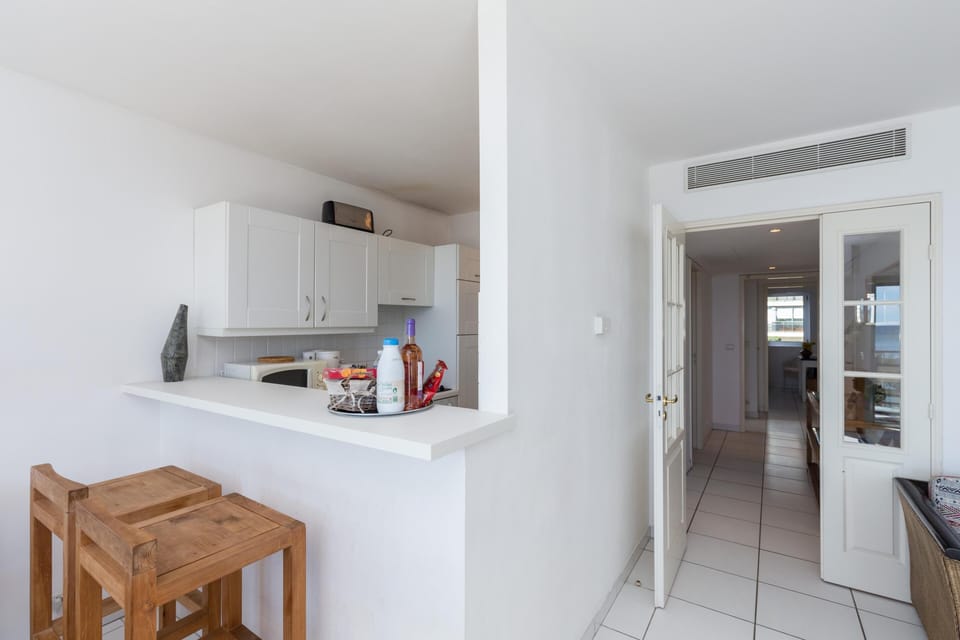 The breakfast bar and kitchen