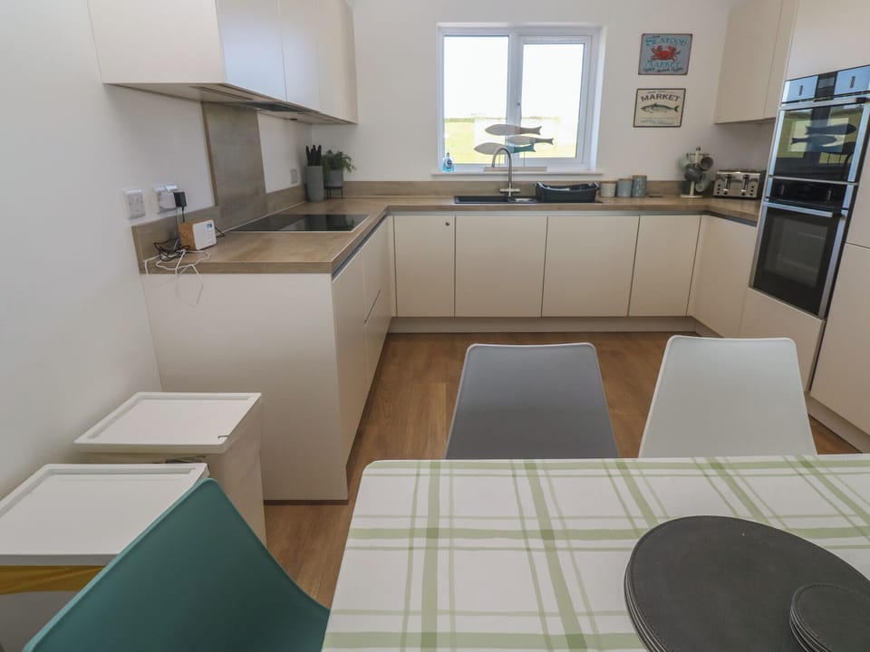 Cottage | Private kitchen | Fridge, electric kettle, toaster, cookware/dishes/utensils