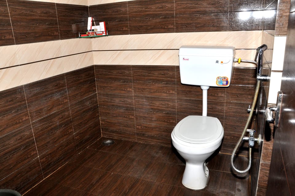 Deluxe Double Room | Bathroom | Shower, free toiletries, bathrobes, slippers