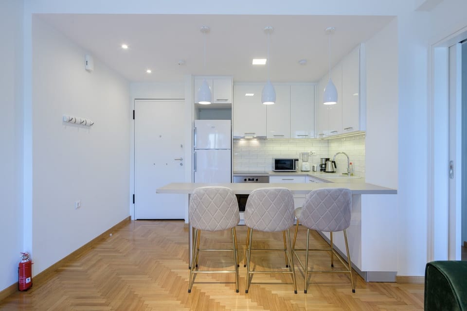 Fully equipped kitchen with dining area