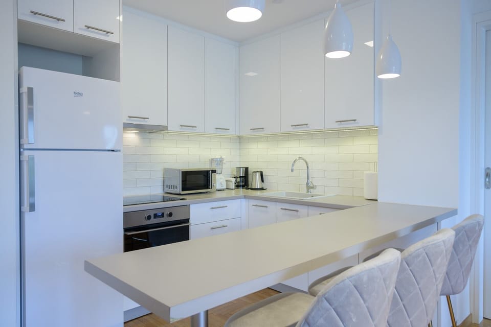 Fully equipped kitchen with dining area