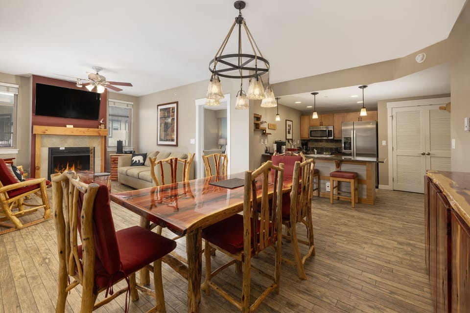 Condo, 2 Bedrooms | Dining