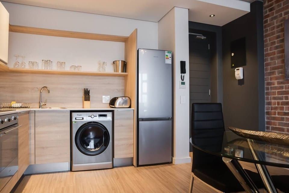 City Apartment | Private kitchen | Fridge, microwave, oven, stovetop