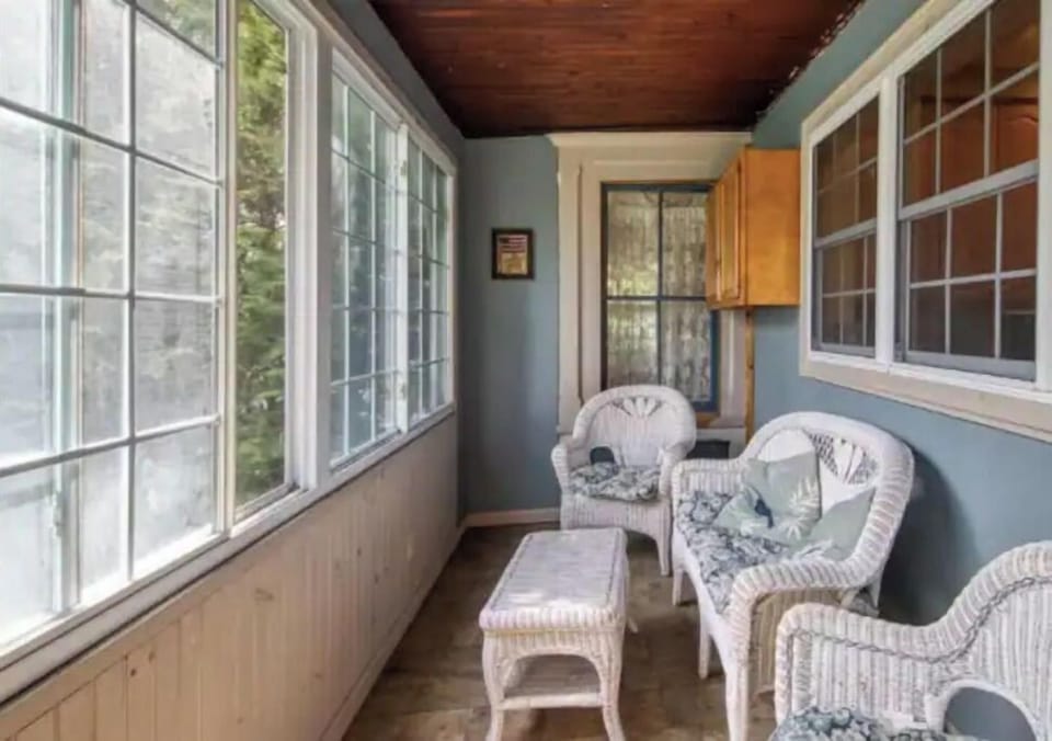 Side Porch- off kitchen