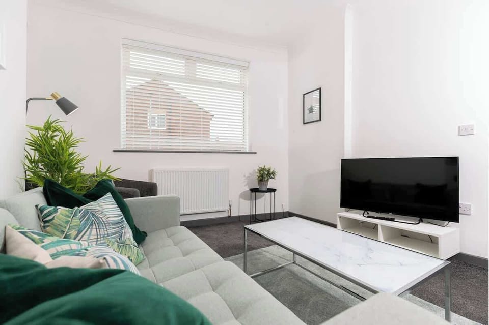 Lounge, laugh, and dine in comfort – stretch out on the cosy sofa, sink into the armchair, binge your favourite shows on the big TV, then gather ‘round the table for four and make mealtime memories.