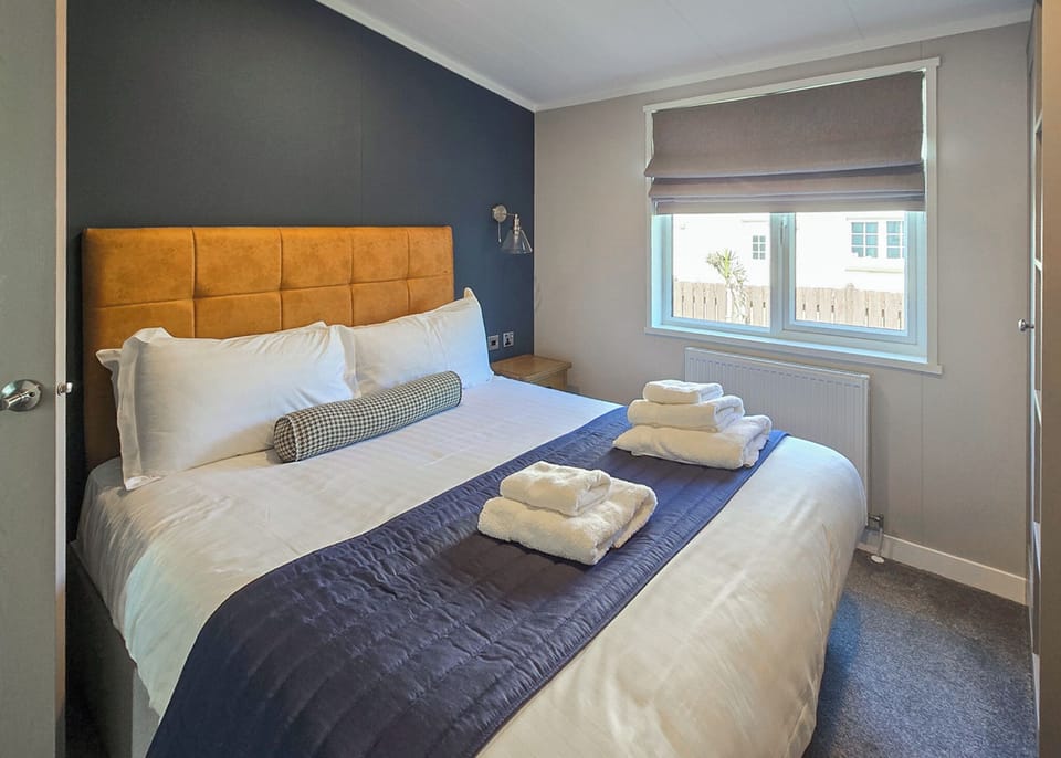 Bedroom, Bed