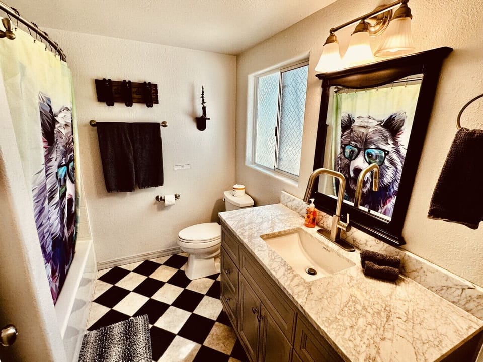Gathroom off Game Room