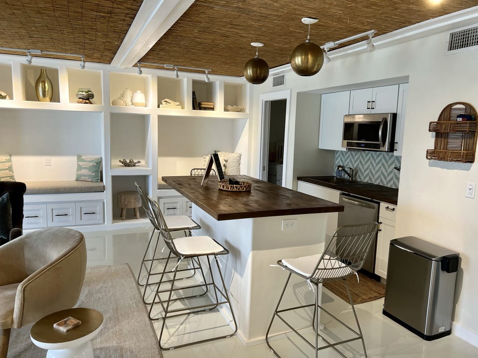 Kitchen and counter seating for 4. 