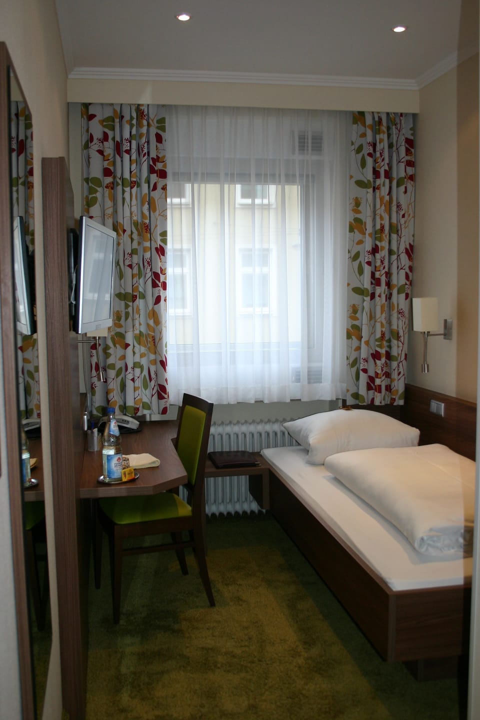 Single Room | In-room safe, individually decorated, desk, soundproofing