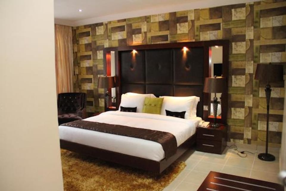 Deluxe Room | Egyptian cotton sheets, premium bedding, pillowtop beds, in-room safe