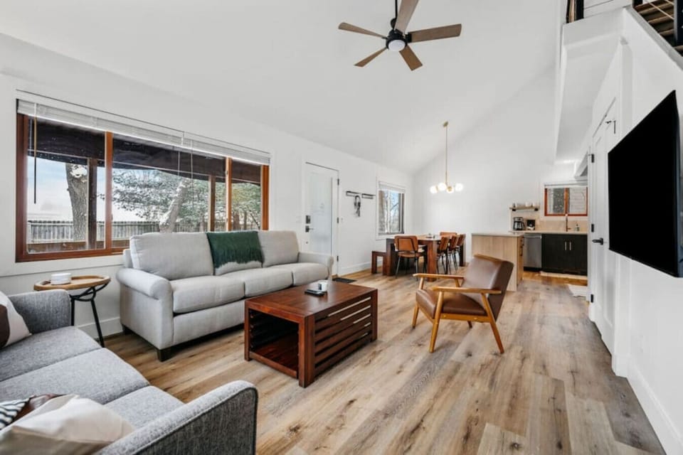 Cozy & Modern Retreat: Spacious living area with stunning views, perfect for your next getaway!