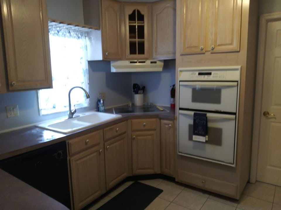 Full kitchen with utensils 