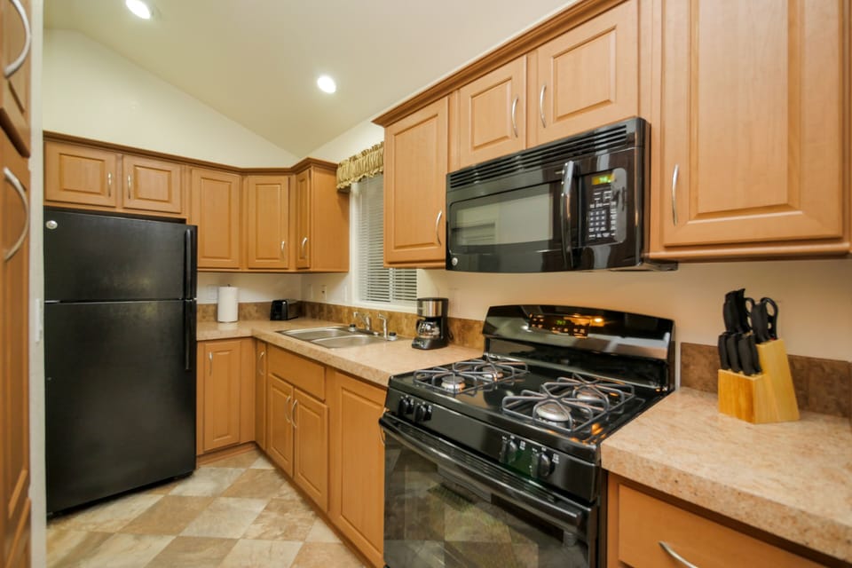 Cottage | Private kitchen | Full-size fridge, oven, stovetop, dishwasher