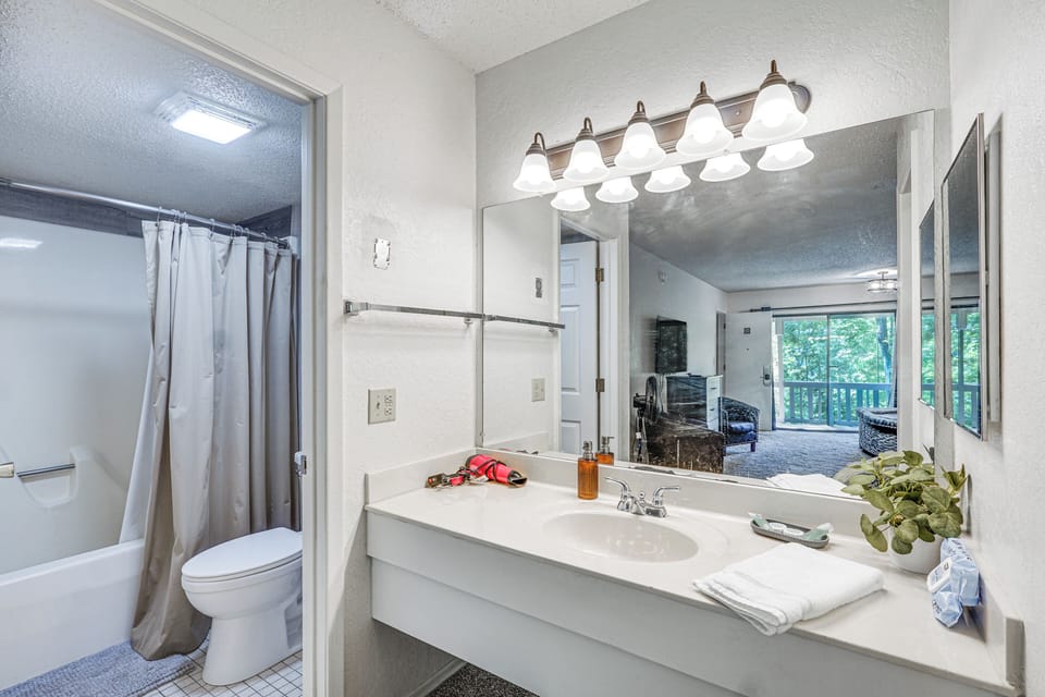 En-Suite Bathroom | Lower Floor