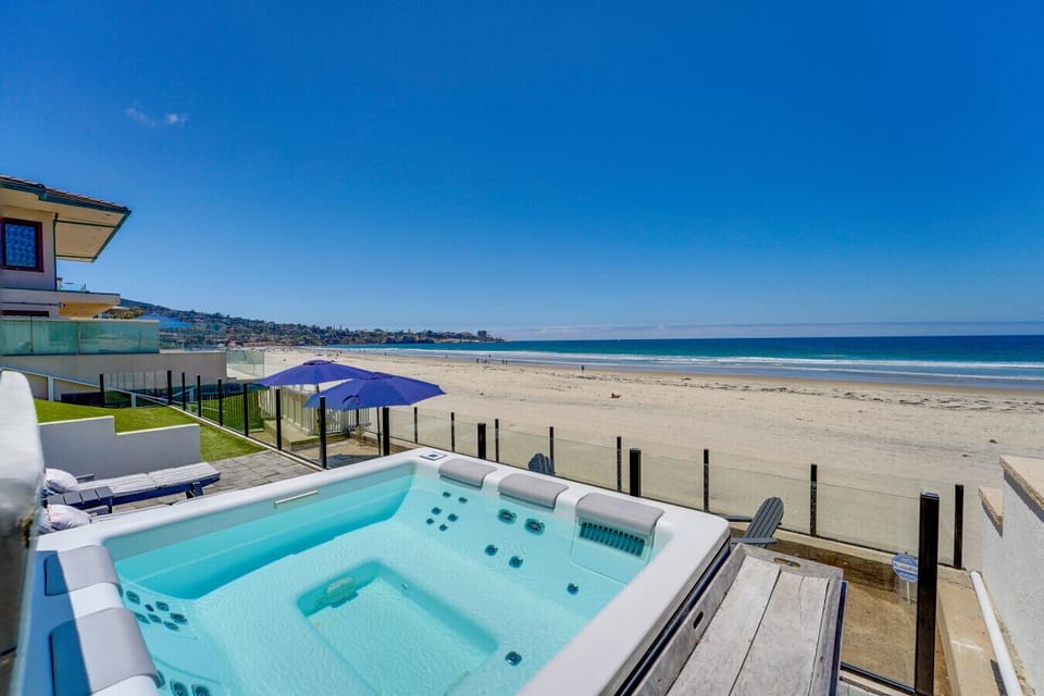 This exclusive getaway in La Jolla offers a perfect blend of comfort, privacy, and stunning coastal views.